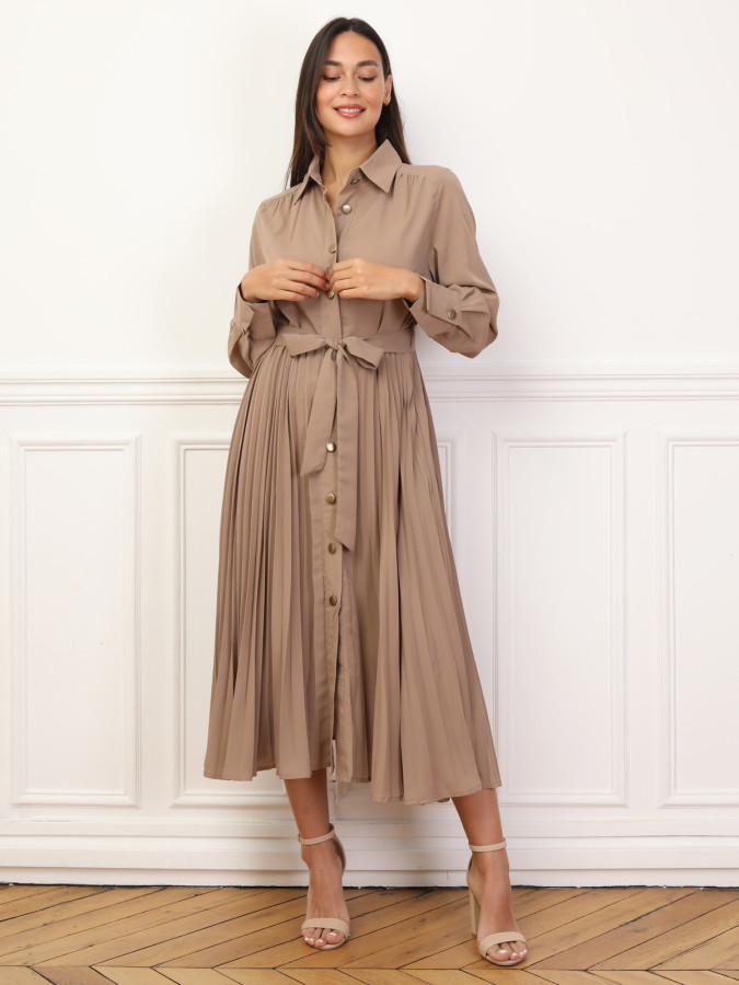 Robe chemise plissée et ceinturée
