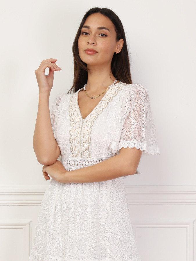 Robe en dentelle avec broderie