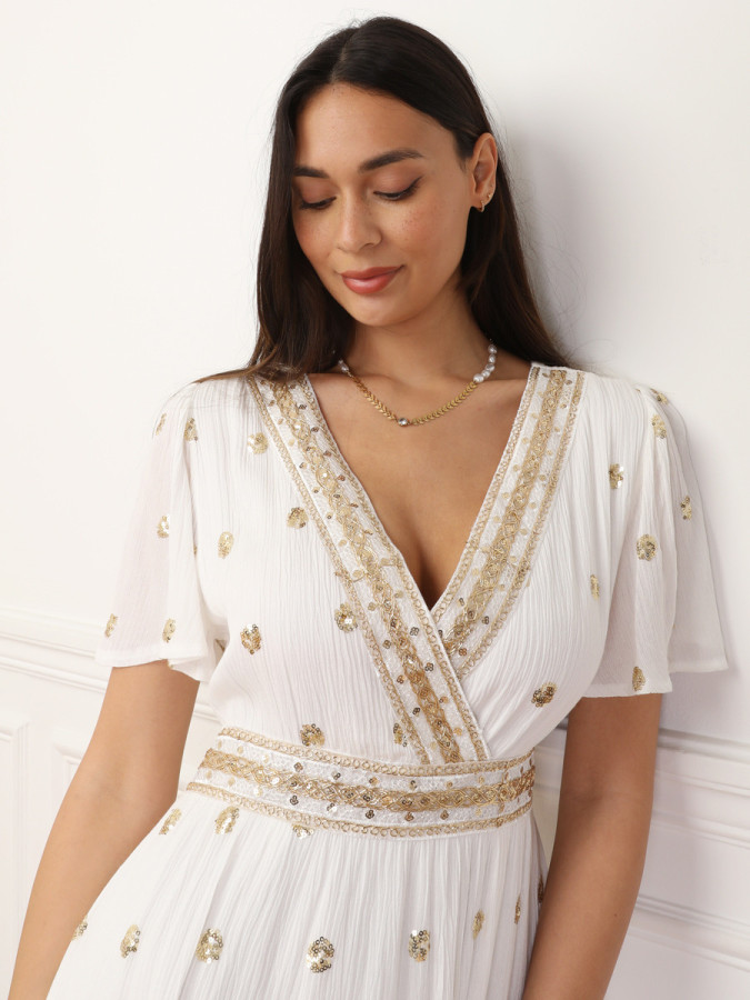 Robe patineuse à détails scintillants