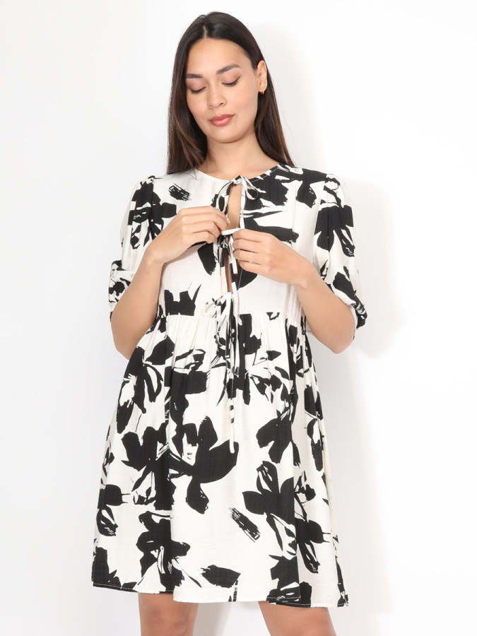 Robe à fleurs géométriques et nœuds