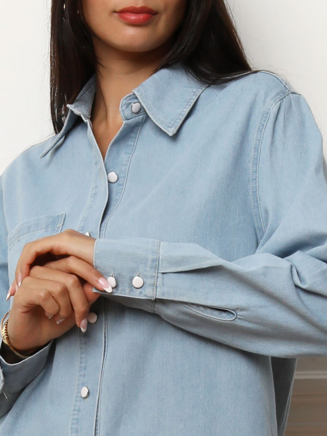Chemise en denim à boutons vernis