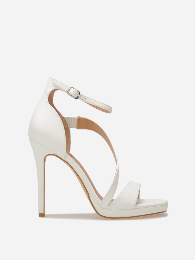 Sandales à talon aiguille et brides