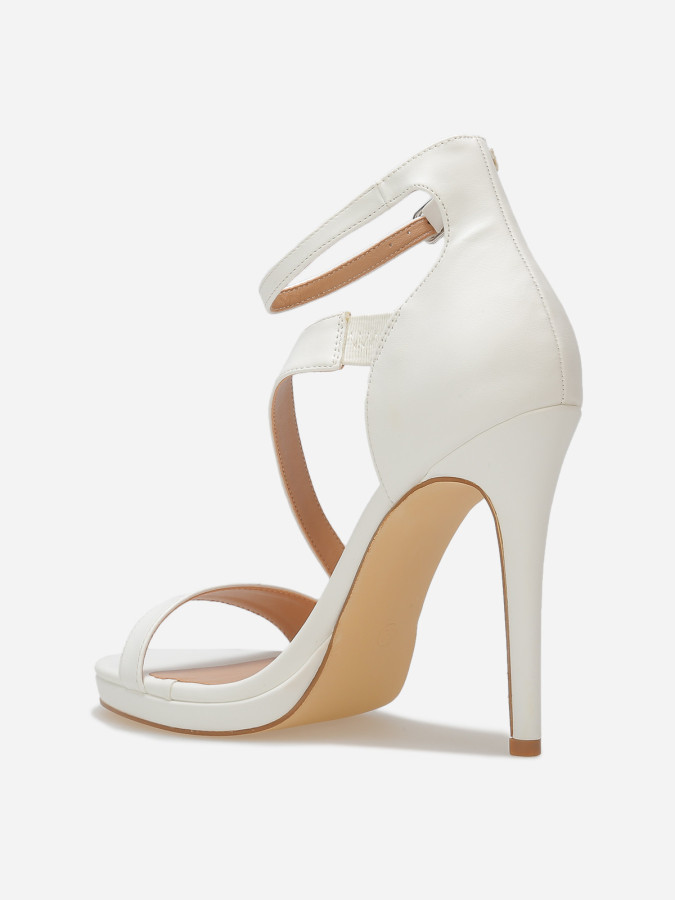 Sandales à talon aiguille et brides