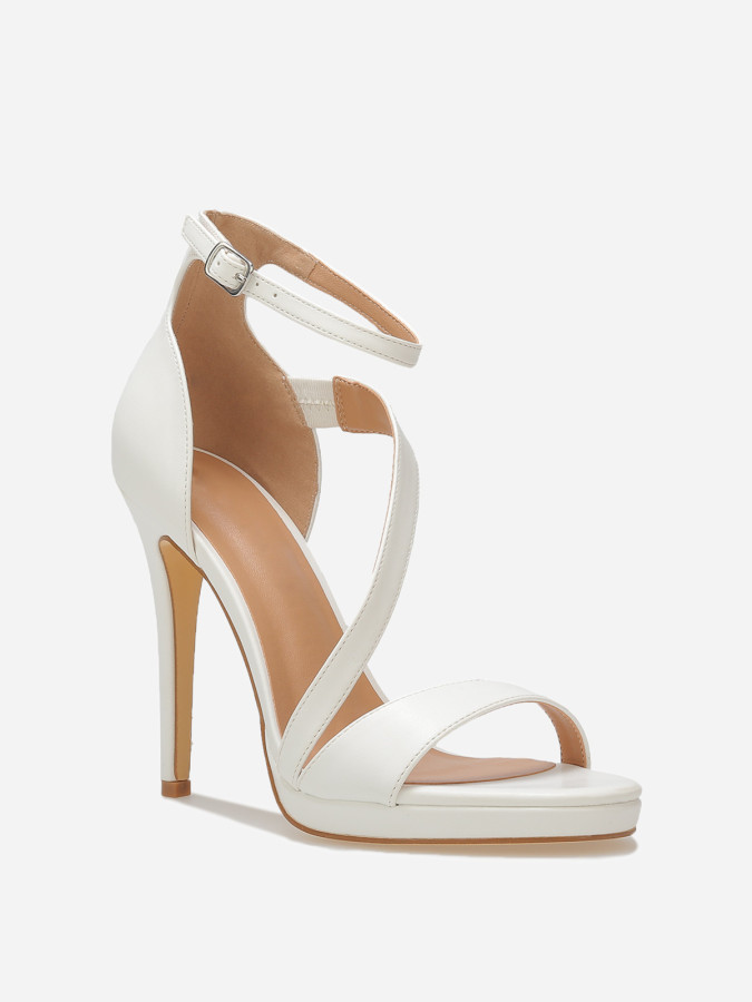 Sandales à talon aiguille et brides