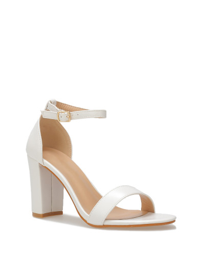 Sandales avec brides et talon carré