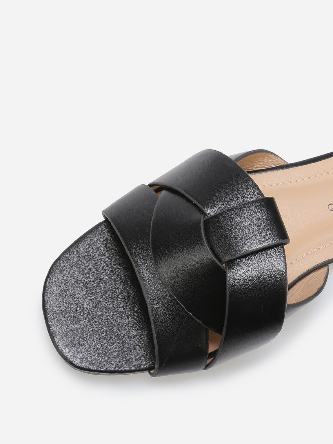 Mules plates à brides entrecroisées