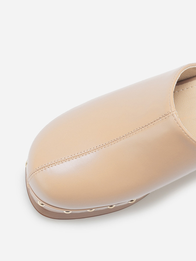 Sabots à talon et clous