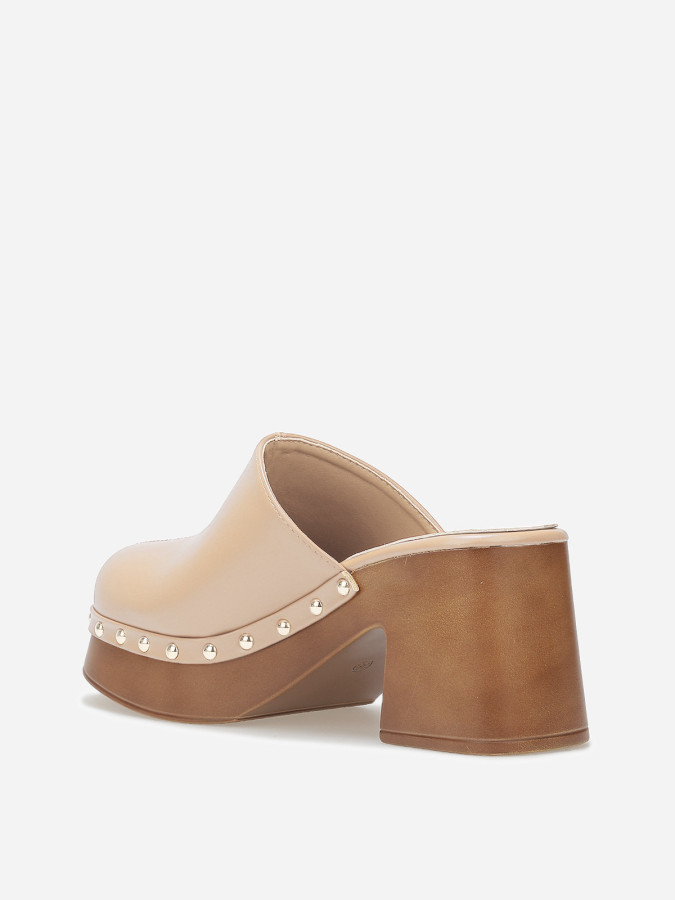 Sabots à talon et clous