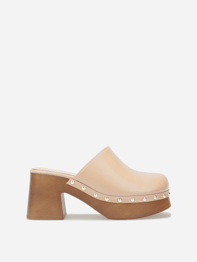 Sabots à talon et clous