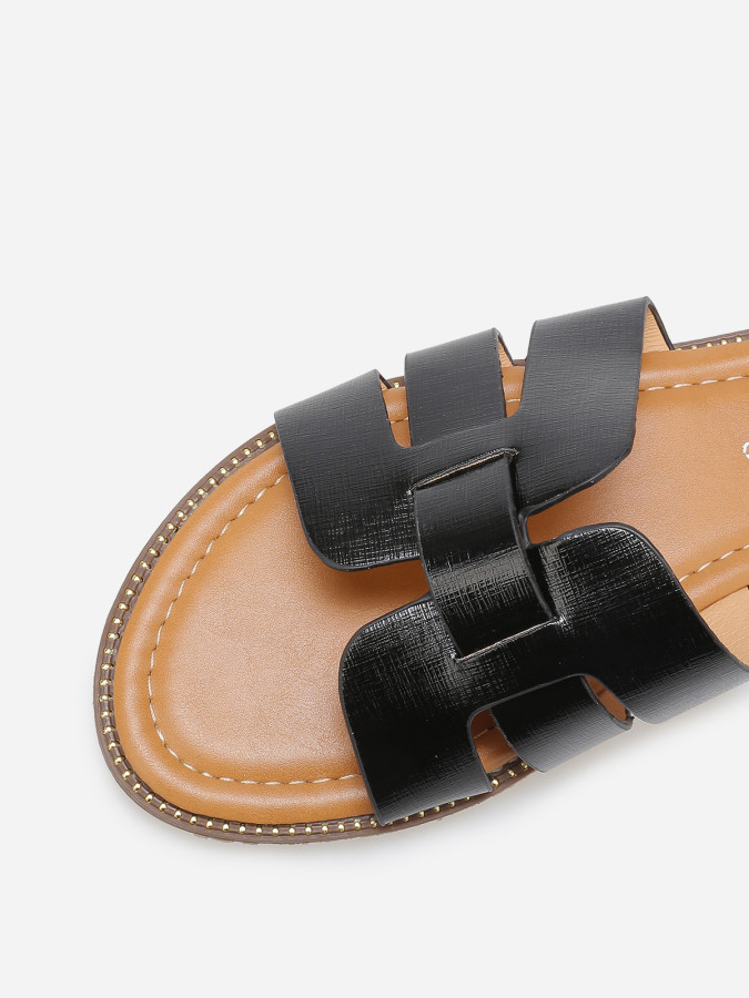 Mules plates à brides texturées et entrecroisées