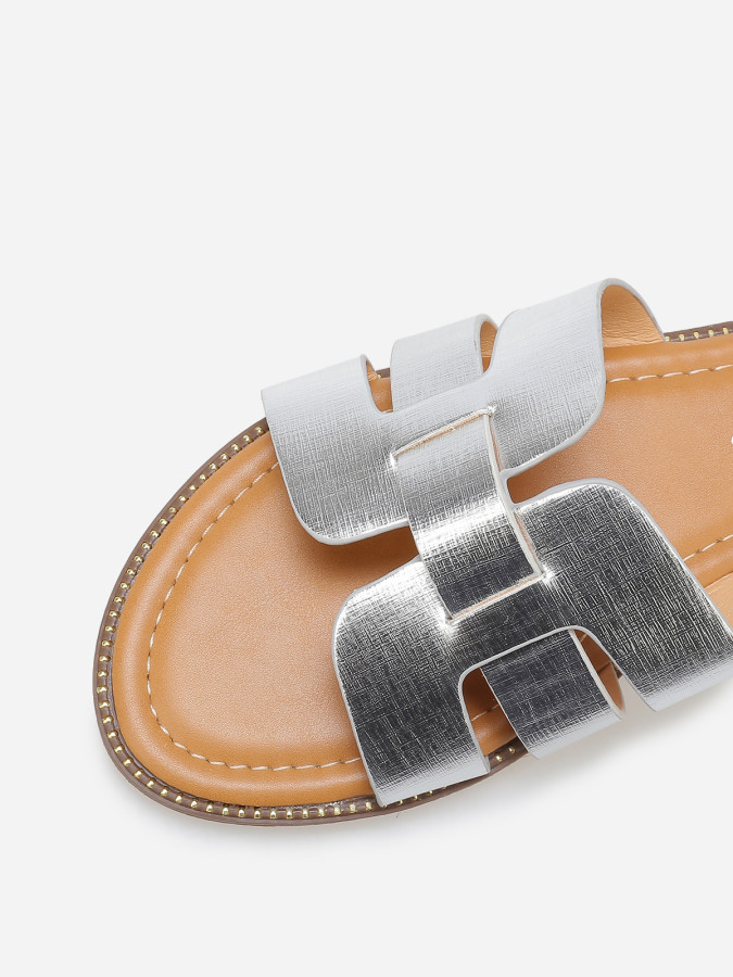 Mules plates à brides texturées et entrecroisées