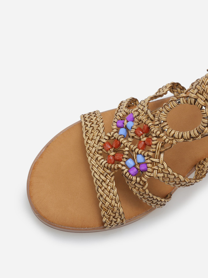 Sandales à talon tressées avec perles