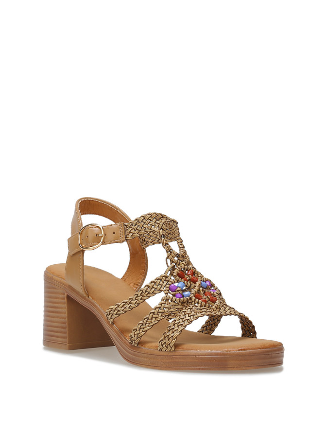 Sandales à talon tressées avec perles