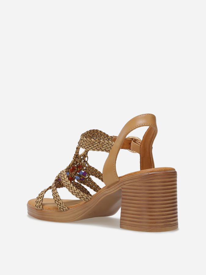 Sandales à talon tressées avec perles