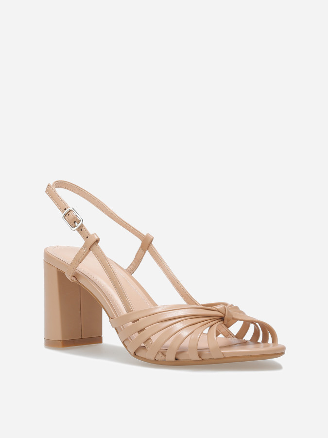 Sandales à fines brides nouées