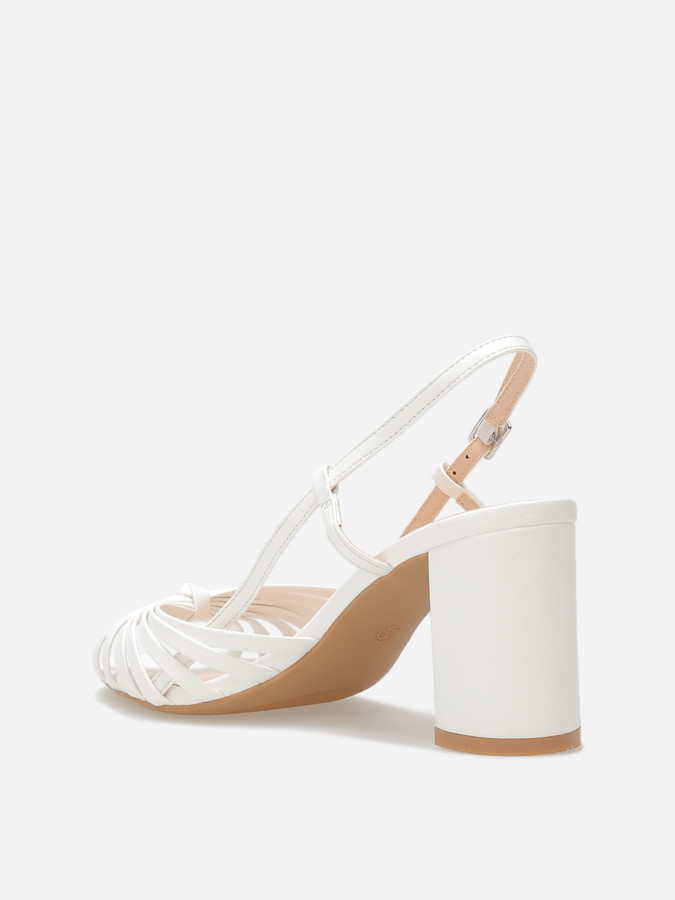 Sandales à fines brides nouées