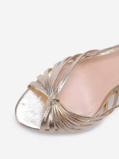 Sandales à fines brides nouées