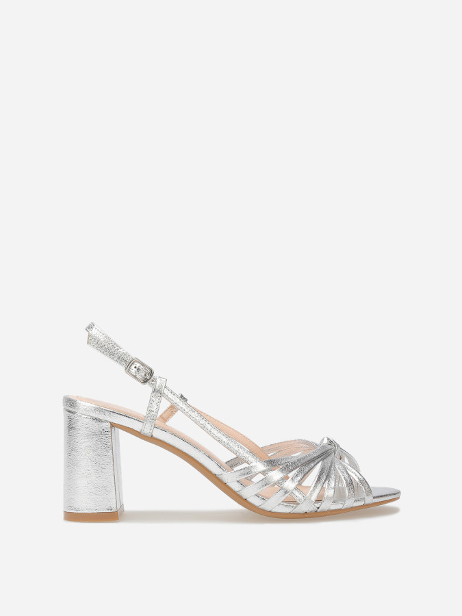 Sandales à fines brides nouées