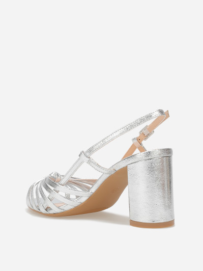 Sandales à fines brides nouées