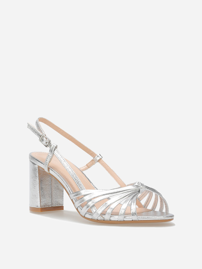 Sandales à fines brides nouées