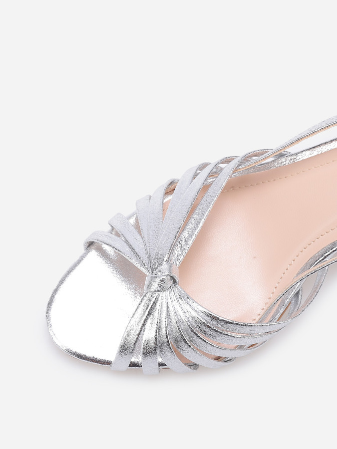 Sandales à fines brides nouées