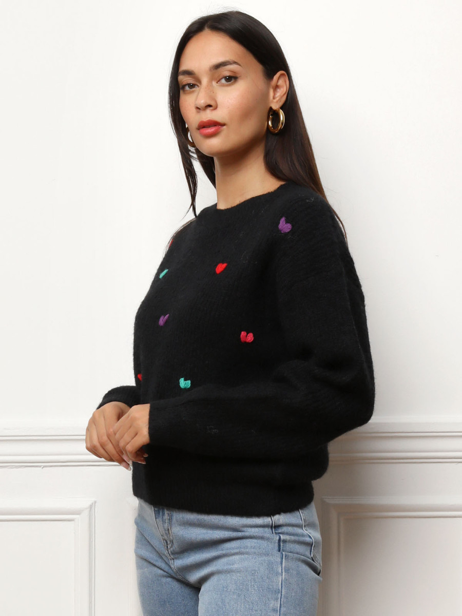 Pull avec petits cœurs brodés