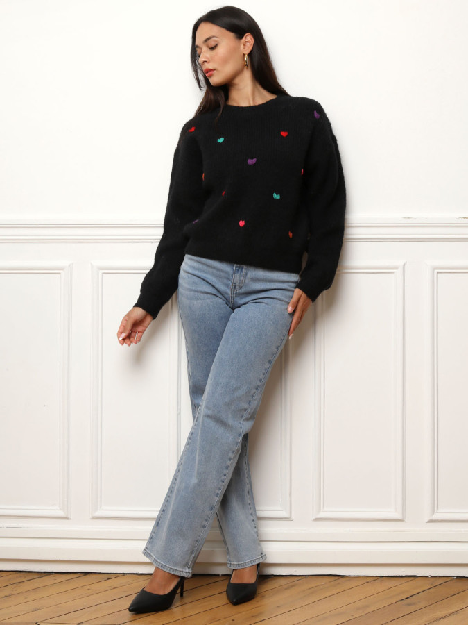 Pull avec petits cœurs brodés