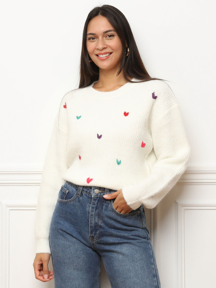 Pull avec petits cœurs brodés