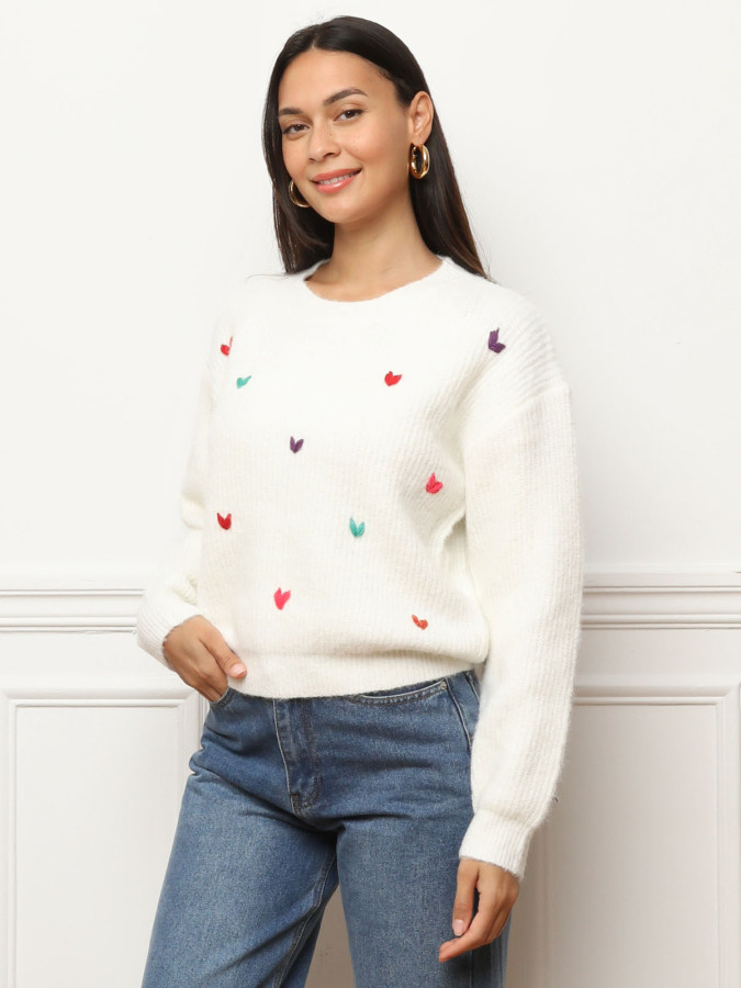 Pull avec petits cœurs brodés