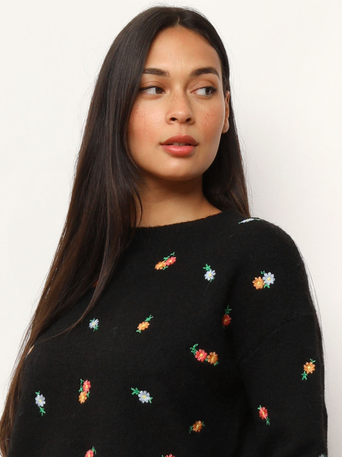 Pull à petites fleurs brodées