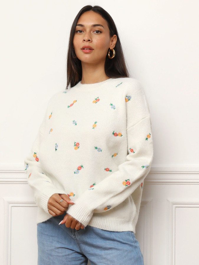Pull à petites fleurs brodées
