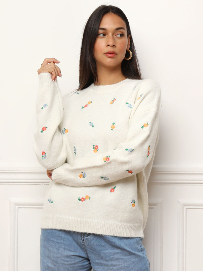 Pull à petites fleurs brodées