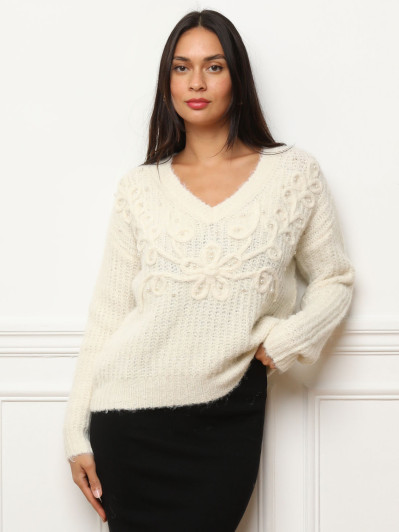 Pull à détails en crochet et perles