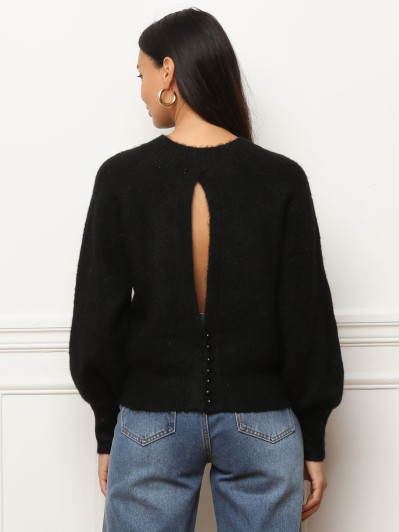 Pull à dos ouvert et perles