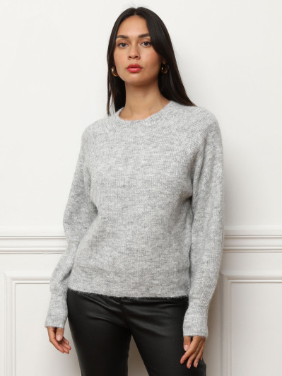 Pull à dos ouvert et perles
