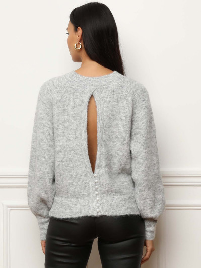 Pull à dos ouvert et perles
