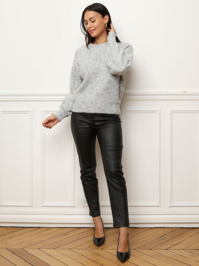 Pull à dos ouvert et perles