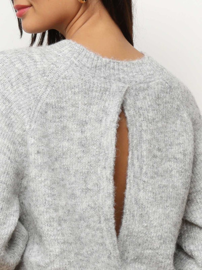 Pull à dos ouvert et perles