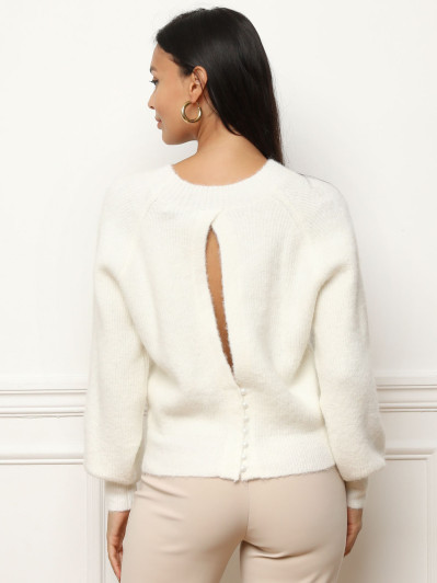 Pull à dos ouvert et perles