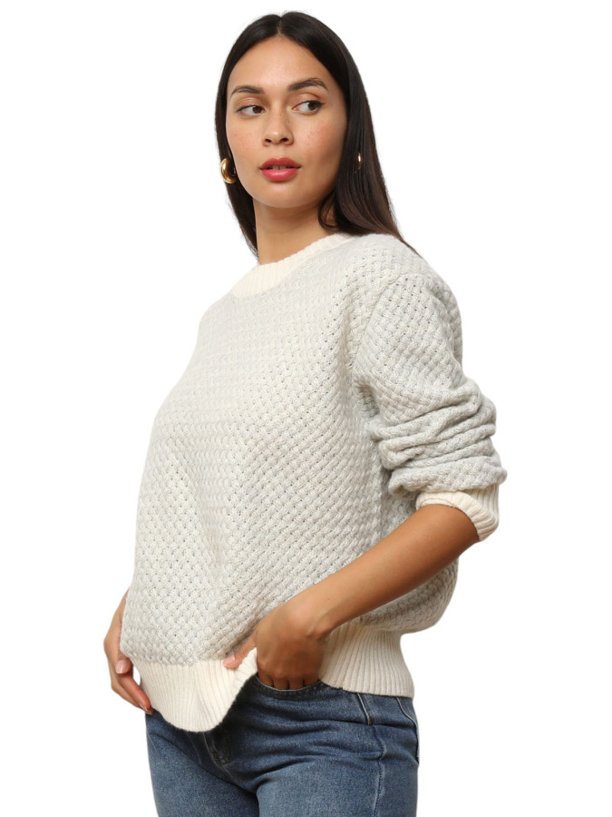 Pull en crochet tressé avec fils dorés