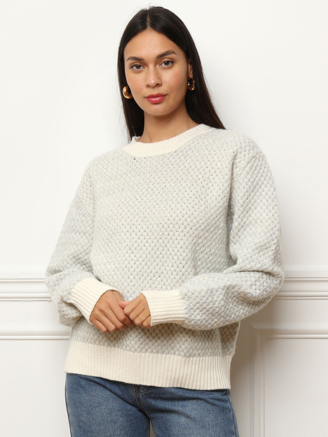 Pull en crochet tressé avec fils dorés