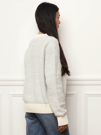 Pull en crochet tressé avec fils dorés