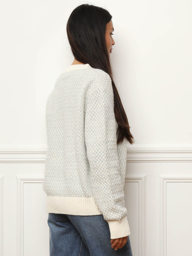 Pull en crochet tressé avec fils dorés