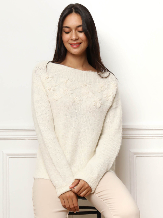 Pull à col bateau et fleurs brodées