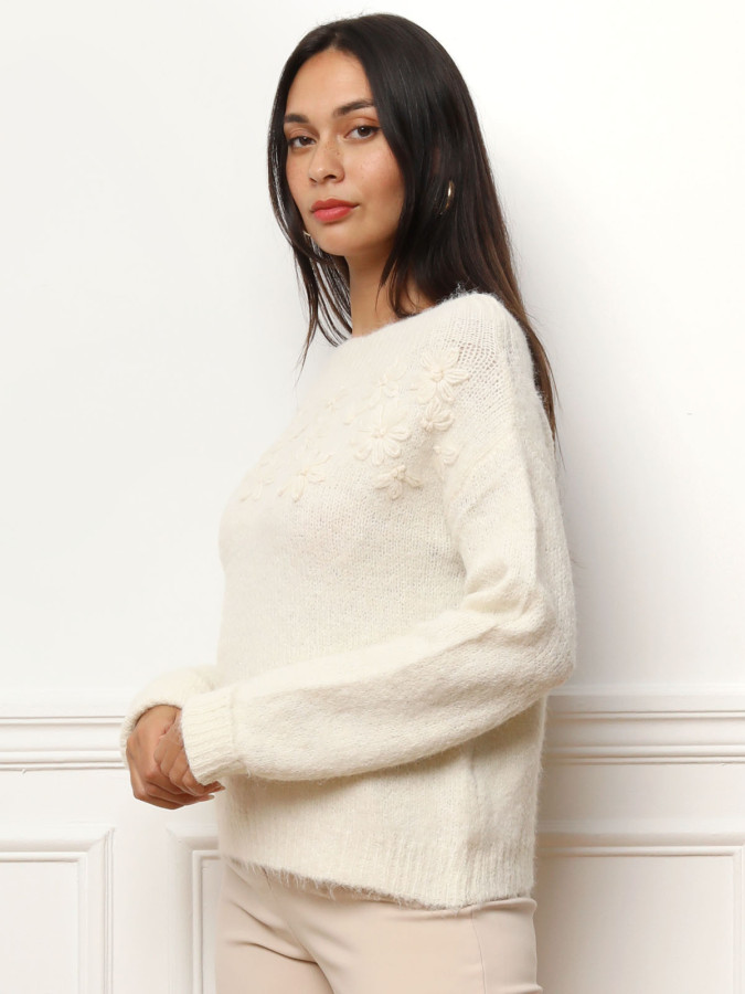 Pull à col bateau et fleurs brodées