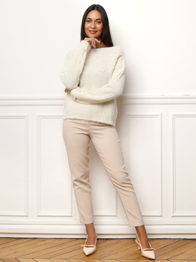 Pull à col bateau et fleurs brodées