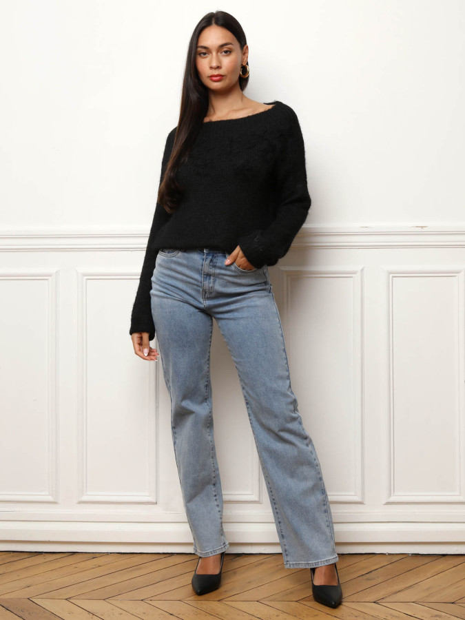 Pull à col bateau et fleurs brodées