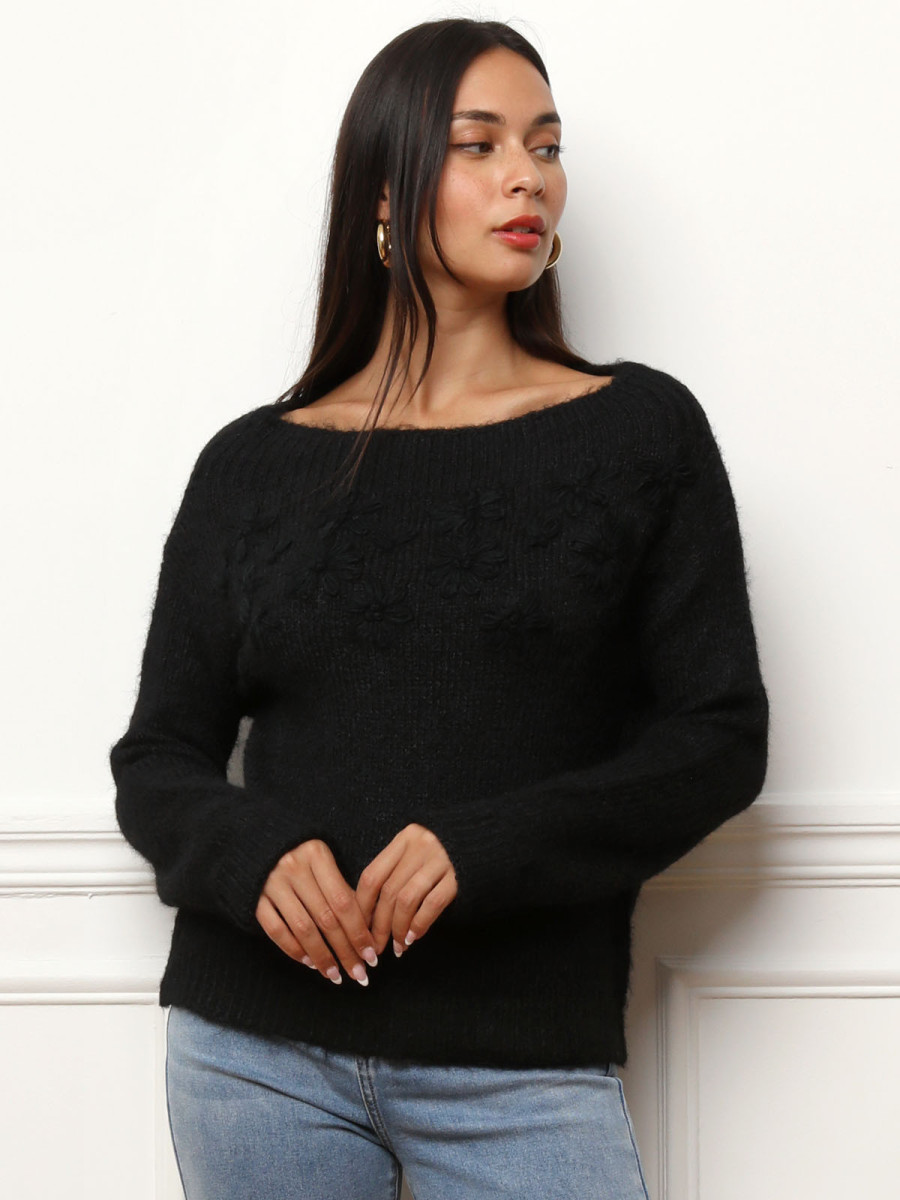 Pull à col bateau et fleurs brodées