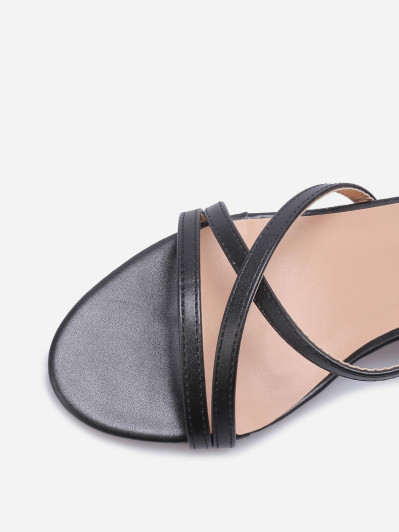 Sandales à talon et fines brides croisées