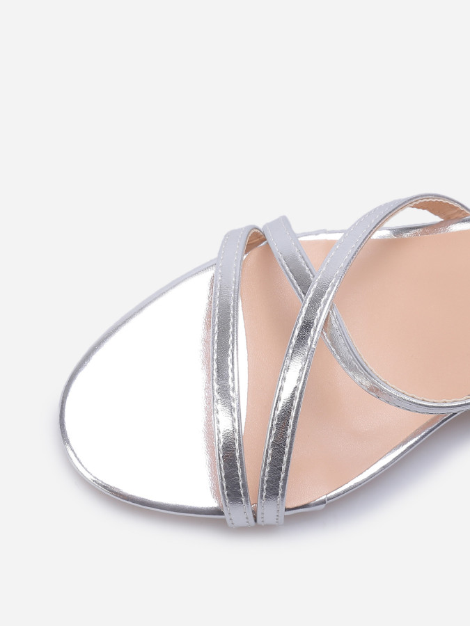 Sandales à talon et fines brides croisées